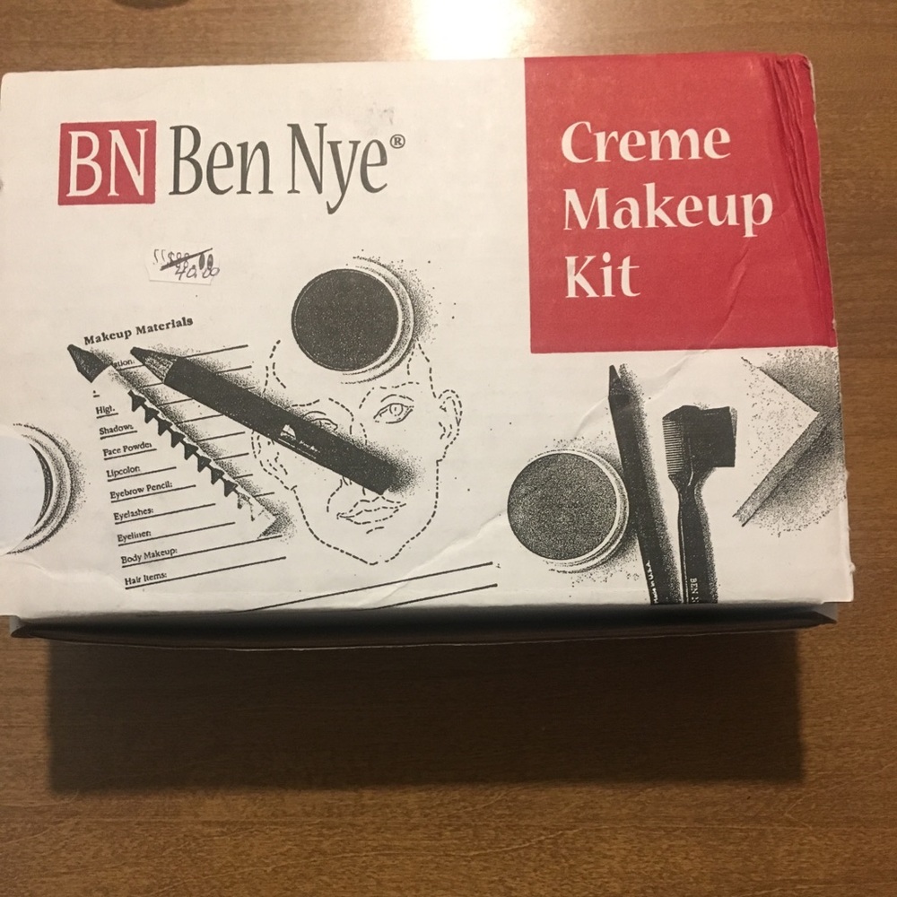 Ben nye Makeup kit: color is light-to medium